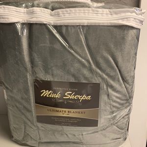 Hypoallergenic Reversible Blanket